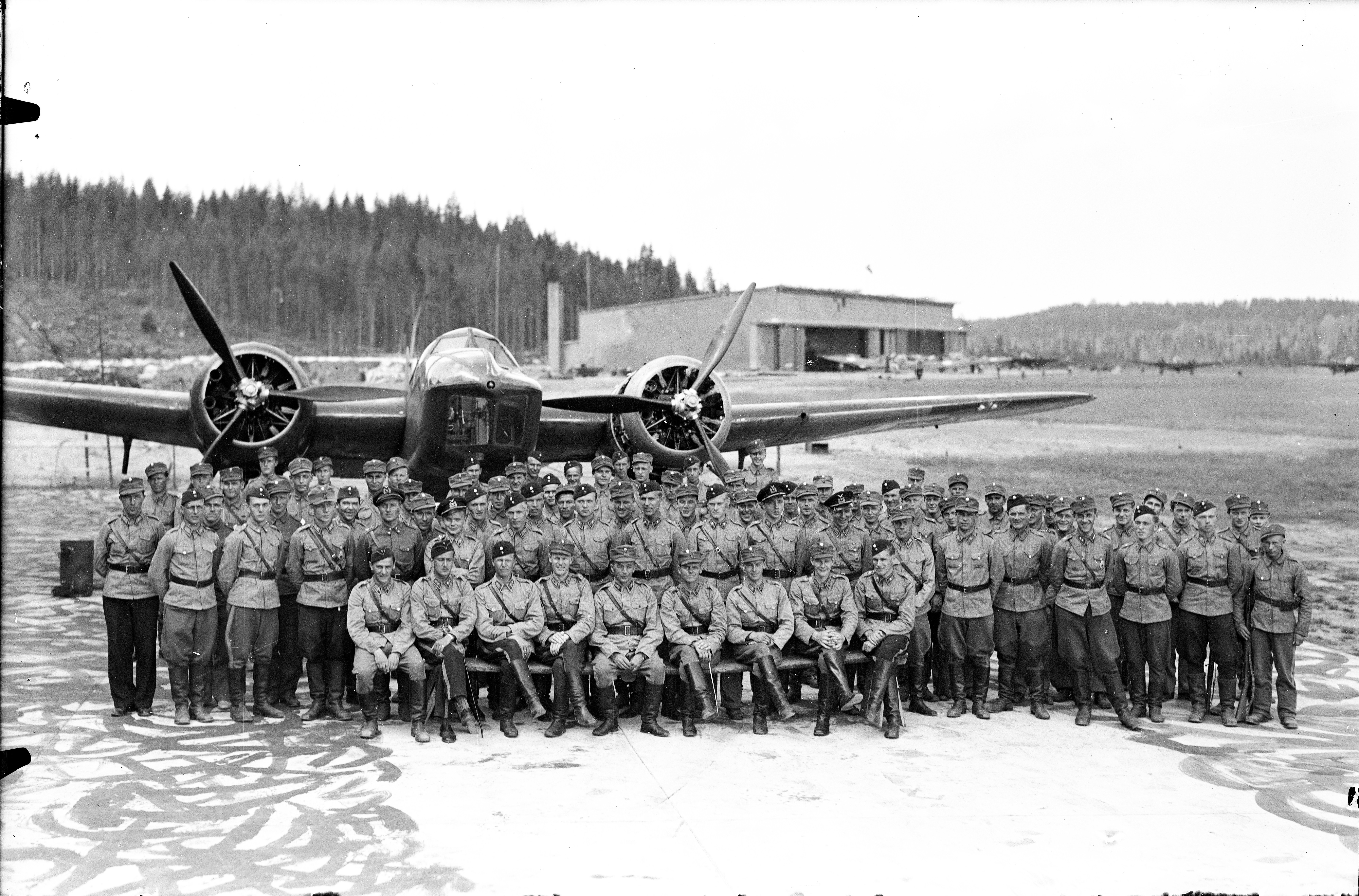 Blenheim-pommittajamiehistöjä ryhmäkuvassa vuonna 1943.