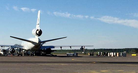 Omega Air Refuelingin KDC-10 -tankkauskoneen rahtia puretaan Helsinki-Vantaalla