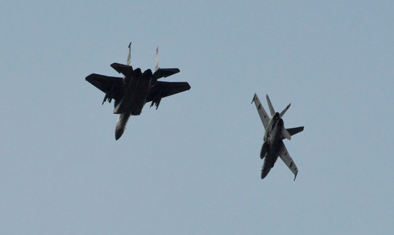 Yhdysvaltain F-15- ja suomalainen Hornet-monitoimihävittäjä