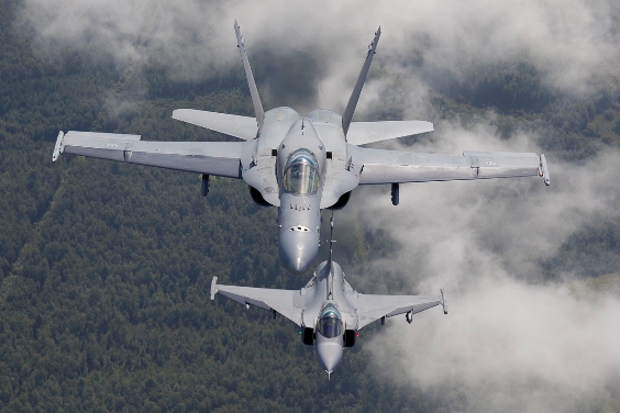 Ilmavoimien Hornet ja ruotsalainen Gripen