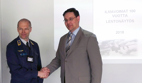 Esikuntapäällikkö prikaatikenraali Petri Tolla ja Ilmailuliiton toiminnanjohtaja Timo Latikka sopivat yhteistyöstä 6. kesäkuuta