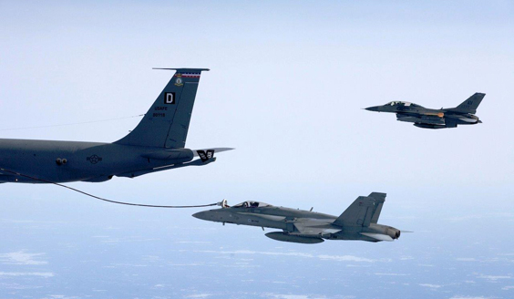 Ilmavoimien F/A-18 Hornet -monitoimihävittäjän ilmatankkaus