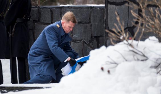 Ilmavoimien komentaja kenraalimajuri Kim Jäämeri laskee seppeleen Lentäjien muistomerkille 3. maaliskuuta 2017