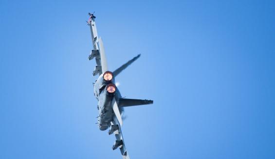 F/A-18 Hornet kaartaa ilmassa