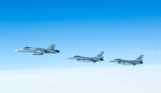 Hornet ja kaksi F-16 hävittäjää CBT-kierroksella