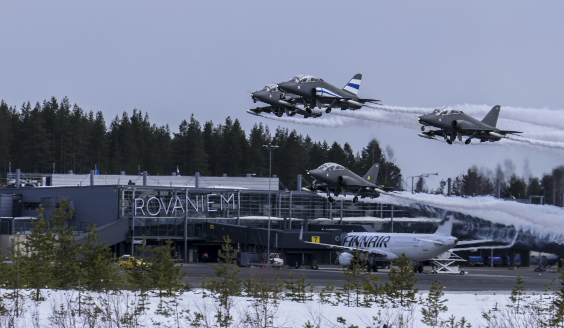 Midnight Hawks nousemassa lentoon Rovaniemen kentältä