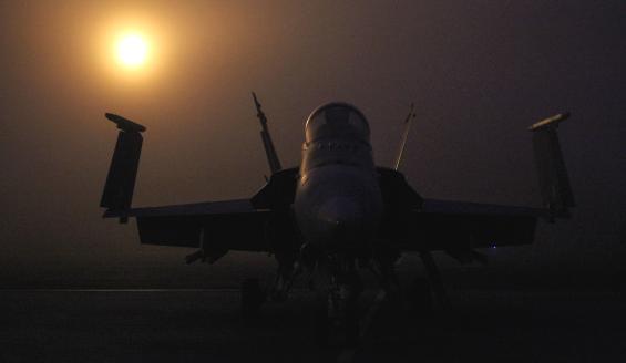 F/A-18 Hornet monitoimihävittäjä iltahämärässä