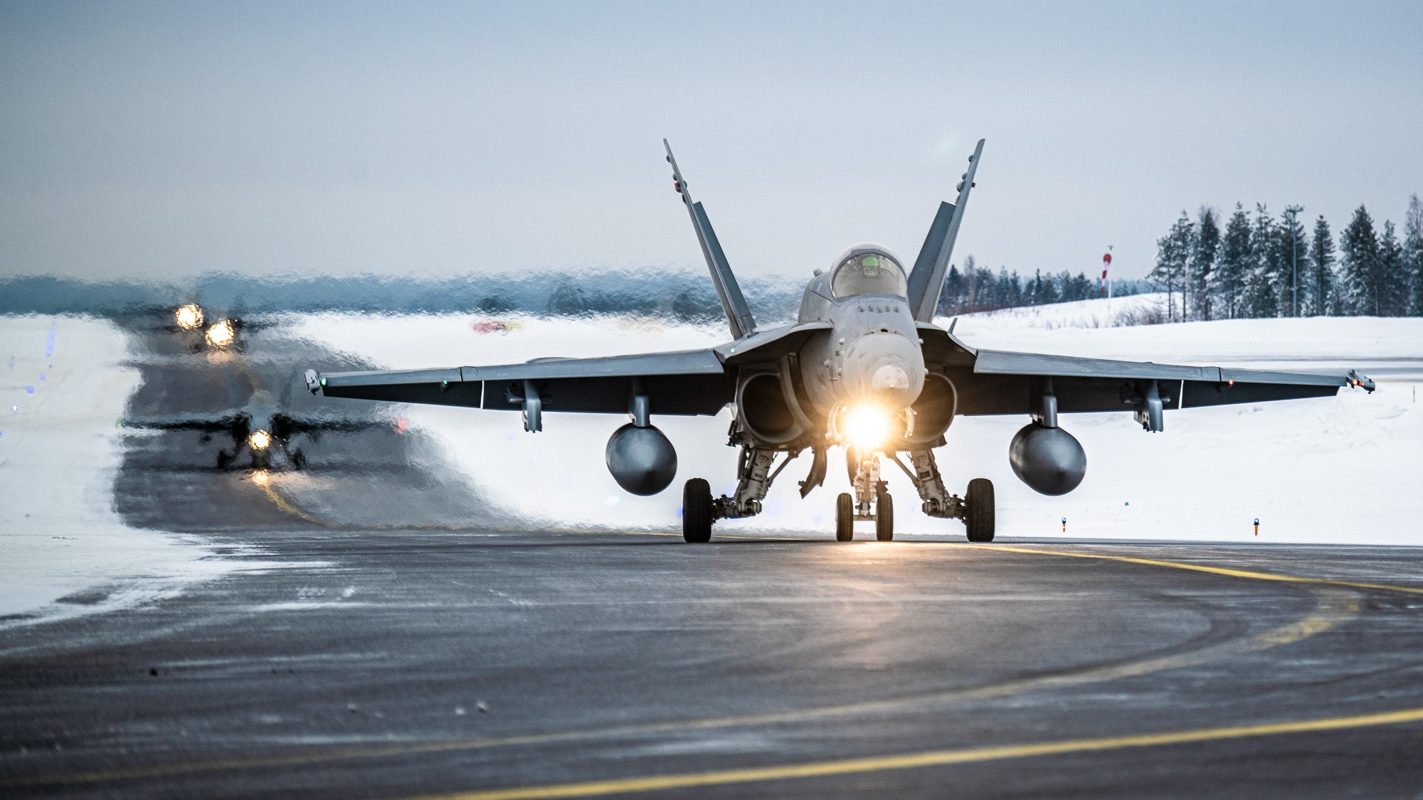 Neljä F/A-18 Hornet -hävittäjää rullaamassa
