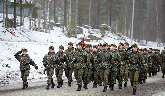 kuva jossa varusmiehet marssivat kotiuttamisparaatissa