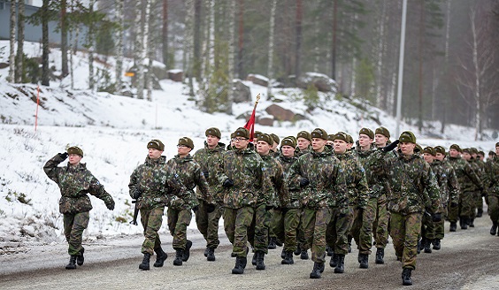 kuva jossa varusmiehet marssivat kotiuttamisparaatissa