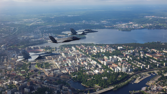 Ilmavoimien Hornet-monitoimihävittäjiä ja F-35 Tampereen yllä kesäkuussa 2022.