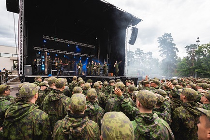 Viihdeorkesteri esiintyy varusmiehille 11.7. Porin prikaatissa