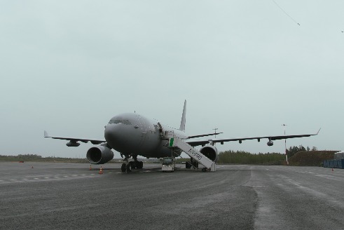Kuvassa on lentokentällä harmaa Airbus A330 lentokone.