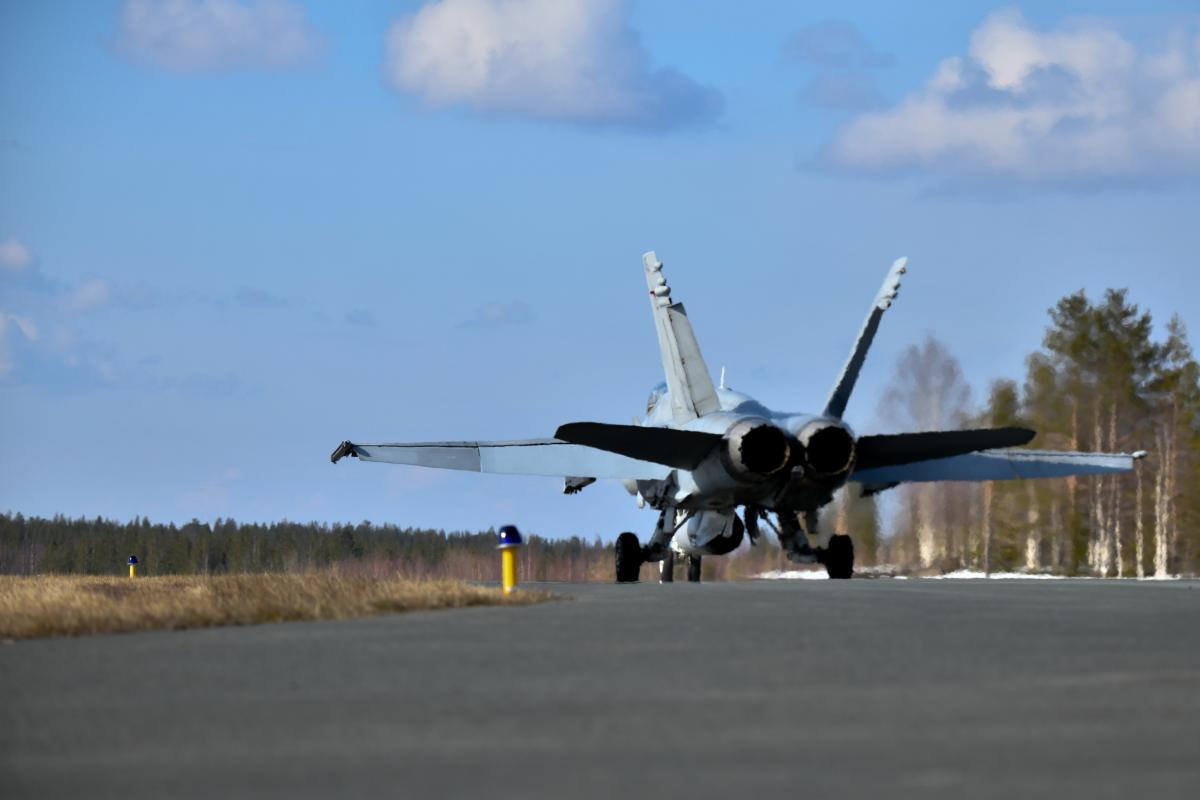 Hornet-hävittäjä rullaustiellä takaviistosta kuvattuna