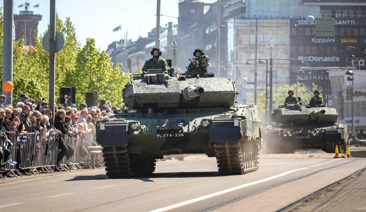 Kuvassa Leopard-taistelupanssarivaunuja ohimarssissa Mannerheimintiellä.