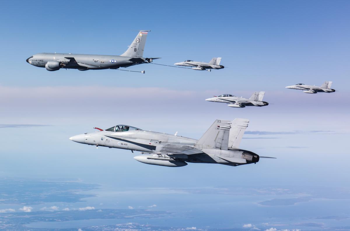 Neljä F/A-18 Hornet -hävittäjää ja KC-135 Stratotanker -ilmatankkauskone