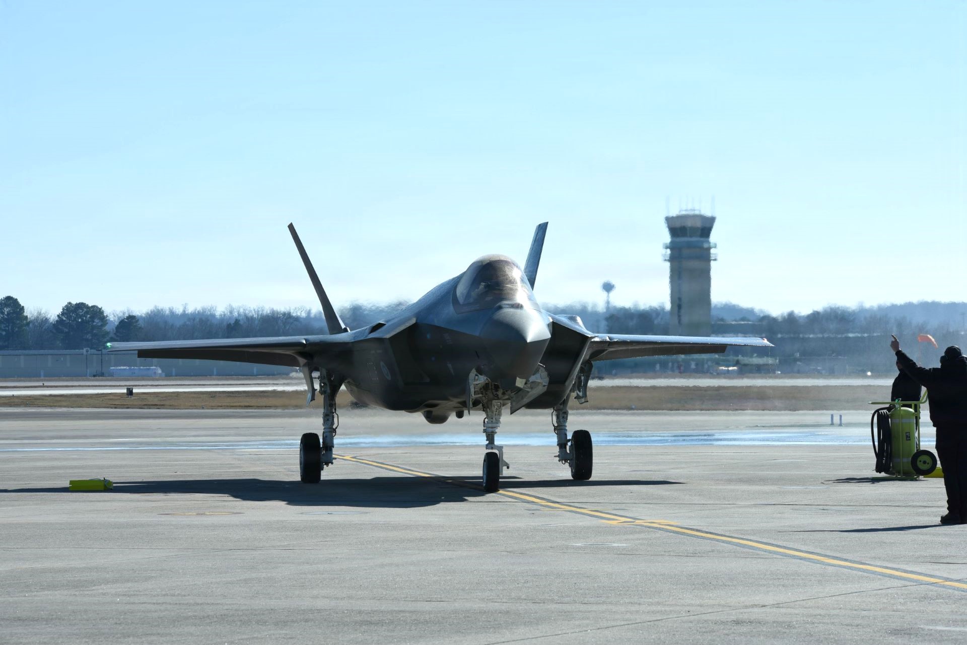 Suomen ensimmäinen F-35A-monitoimihävittäjä saapui Ebbingin lentotukikohtaan