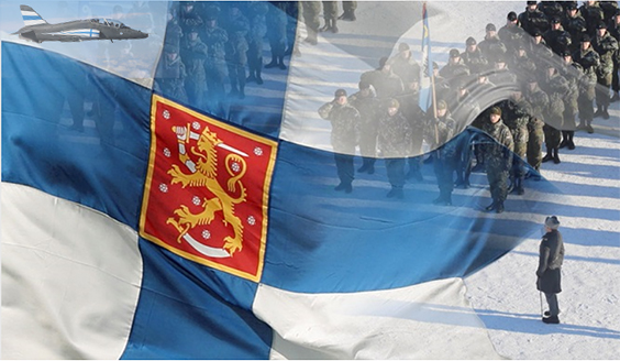 Suomen lippu, jonka takana lumisella maalla seisovia sotilaita lipun kanssa.