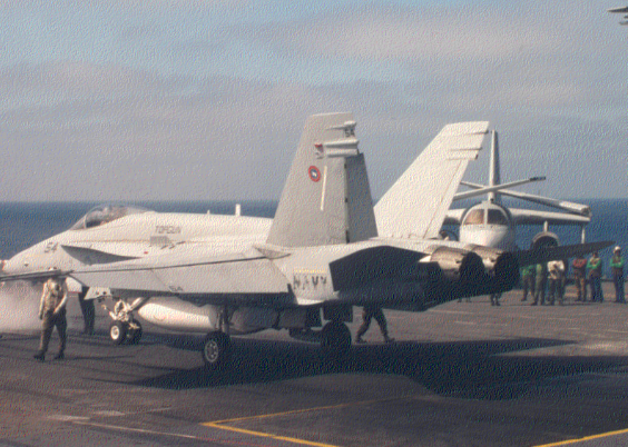 Vanha valokuva Hornet-hävittäjästä lentotukialuksella. 