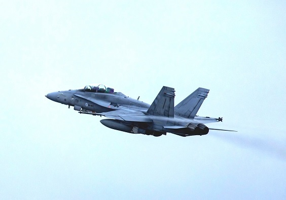 F/A-18 Hornet-hävittäjä ylilennolla. Kuva: Karjalan lennosto