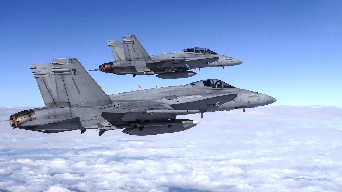 F/A-18 Hornet -pari lentää taivaalla.