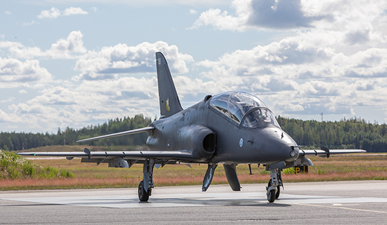 Yksi Hawk-suihkuharjoituskone maassa aurinkoisella lentokentällä.