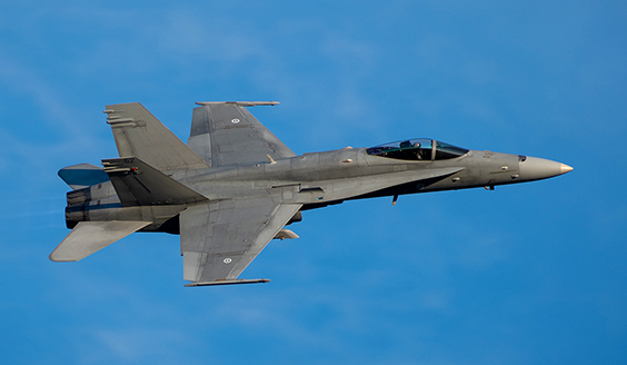 Ilmavoimien Hornet lentämässä. Taustalla sininen taivas.
