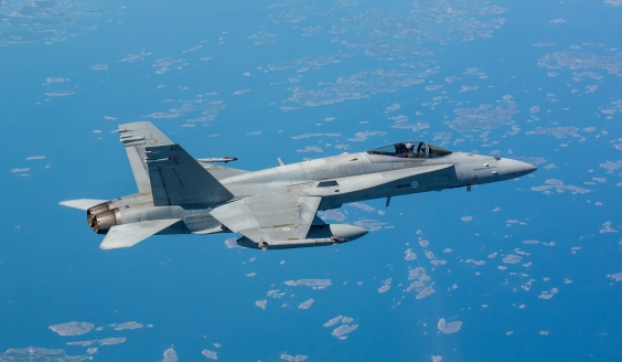 F/A-18 Hornet saariston yllä