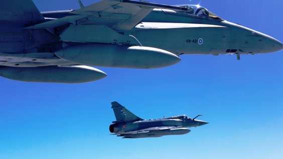 F/A-18 Hornet ja Ranskan ilmavoimien Mirage 2000-5F