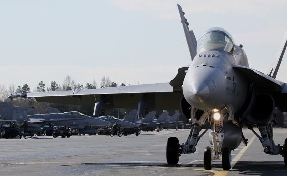 F/A-18 Hornet -hävittäjiä Karjalan lennoston Rissalan tukikohdassa