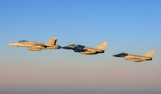 F/A-18 Hornet ja kaksi Ison-Britannian kuninkaallisten ilmavoimien Eurofighter Typhoon -hävittäjää.