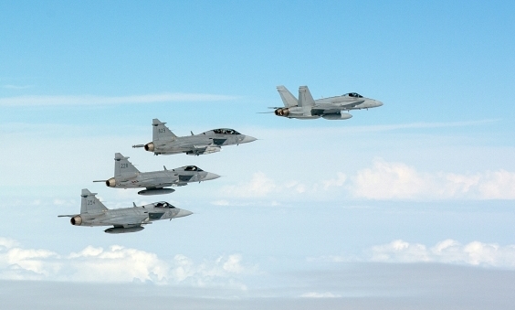 F/A-18 Hornet ja kolme ruotsalaista JAS 39 Gripen -hävittäjää