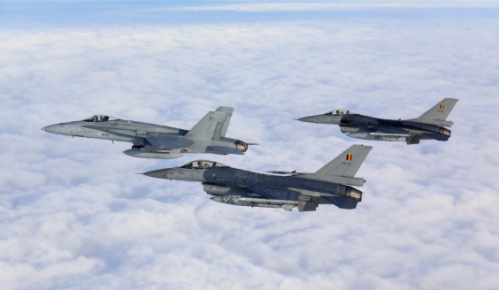 F/A-18 Hornet ja kaksi Belgian ilmavoimien F-16-hävittäjää