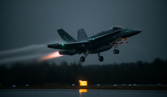 F/A-18 Hornet nousee lentoon jälkipoltto päällä