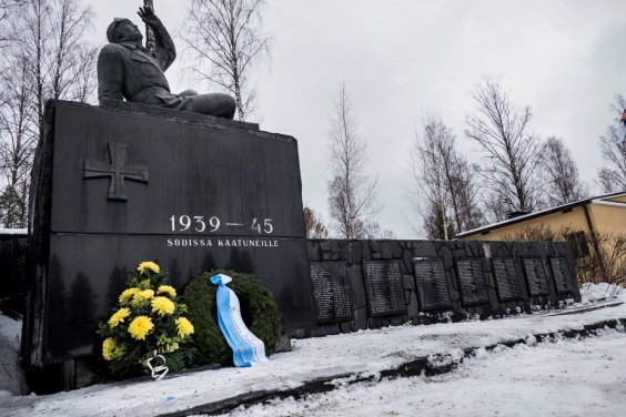 Seppele ja kukat laskettuna Lentäjien muistomerkille Tikkakoskella.