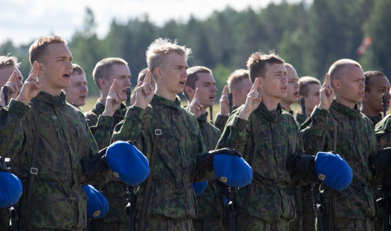 Ilmasotakoulun alokkaat vannomassa sotilasvalaa maastopuvut yllään ja baretit käsissään.