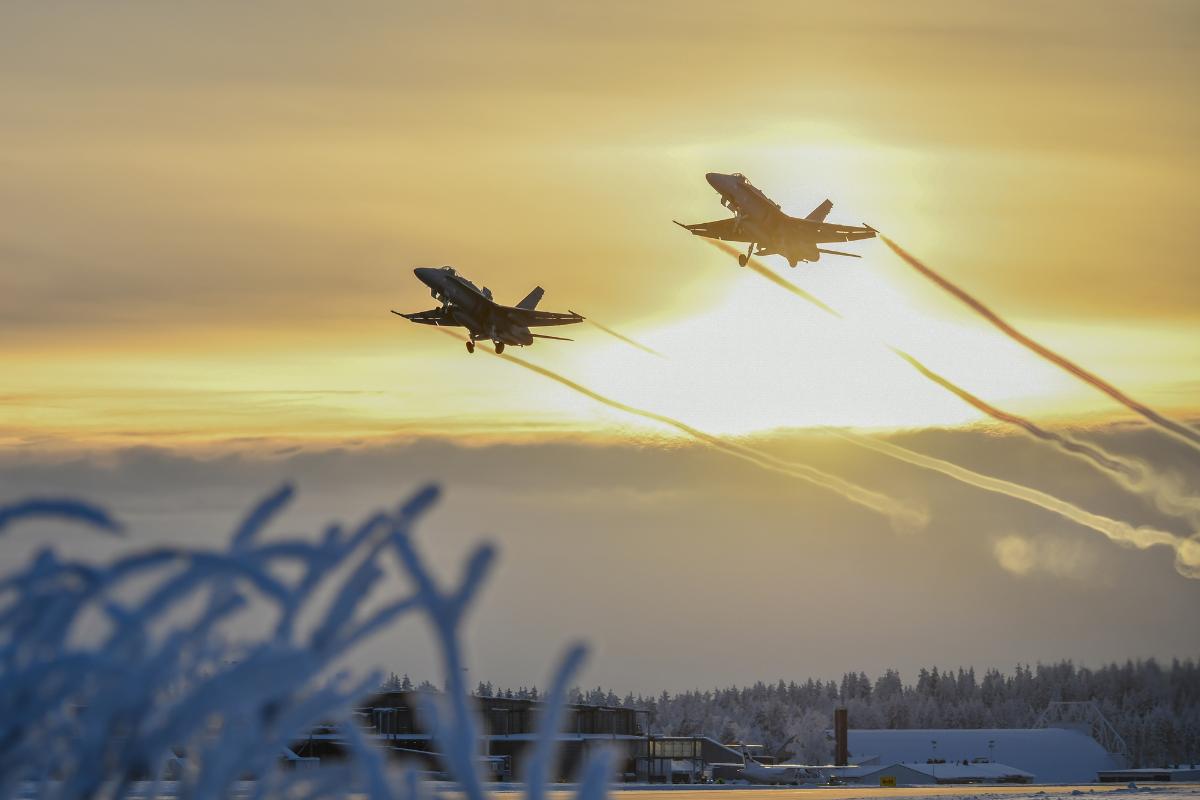 Kaksi F/A-18 Hornet -monitoimihävittäjää