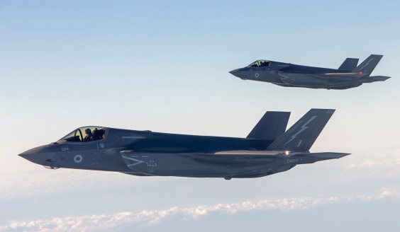 Kaksi Ison-Britannian kuninkaallisten ilmavoimien F-35B Lightning II -hävittäjää