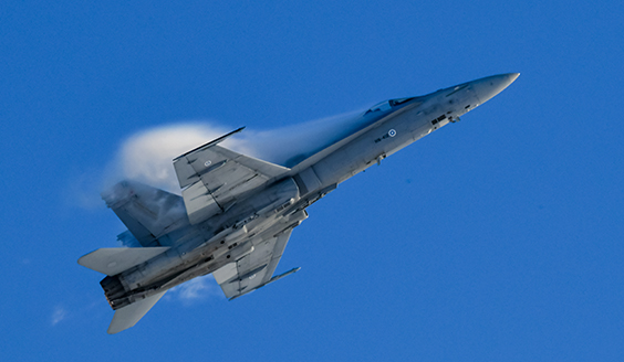 F/A-18 Hornet -monitoimihävittäjä harjoittelee esityslentoa. Kuva: Minna Pyykönen / ilmavoimat