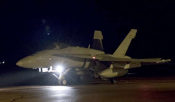 F/A-18 Hornet yöllä