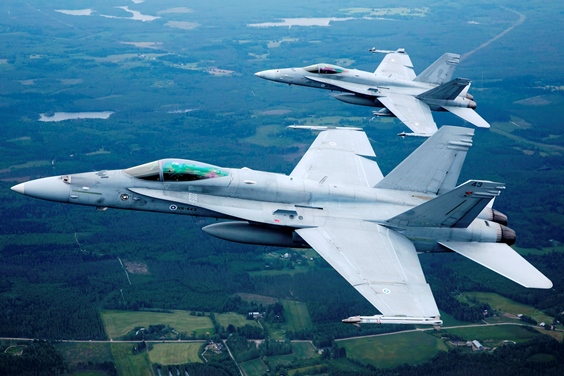 Kaksi F/A-18 Hornet -monitoimihävittäjää