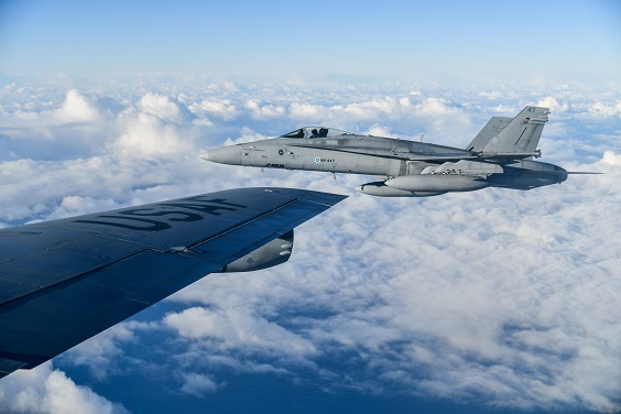 F/A-18 Hornet ilmatankkauskoneen rinnalla