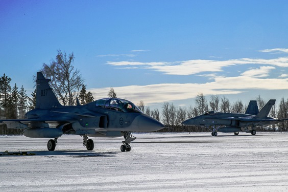 Hornet ja Gripen Rovaniemellä