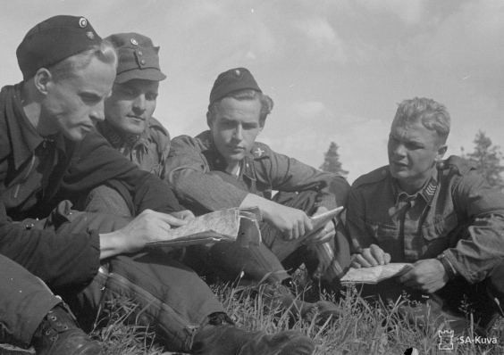 Hävittäjälentolaivue 24:n ohjaajia Lappeenrannan tukikohdassa kesäkuussa 1944. Vänrikki Johannes Brotherus toinen oikealta. Kuva: SA-kuva.