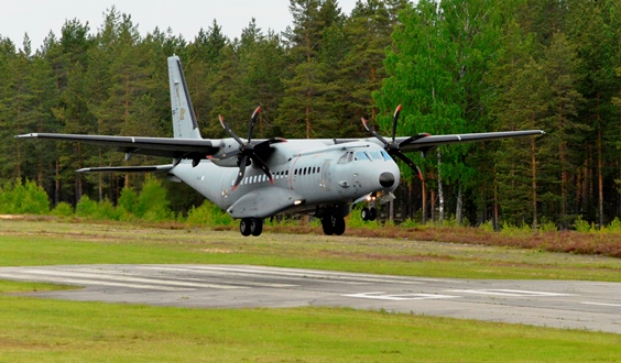 CASA C-295M -kuljetuskone laskeutuu Jämin lentopaikalle