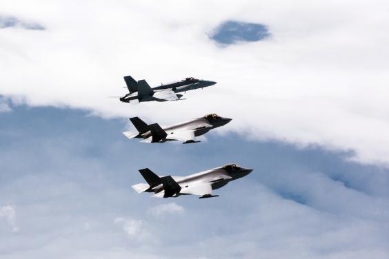 F/A-18 Hornet ja kaksi F-35 Lightning II -hävittäjää Turun edustalla
