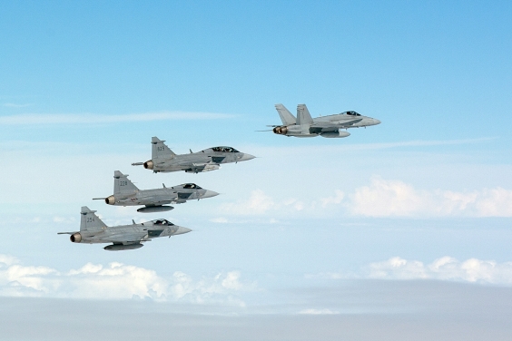 F/A-18 Hornet ja kolme Gripen C -hävittäjää Turun edustalla