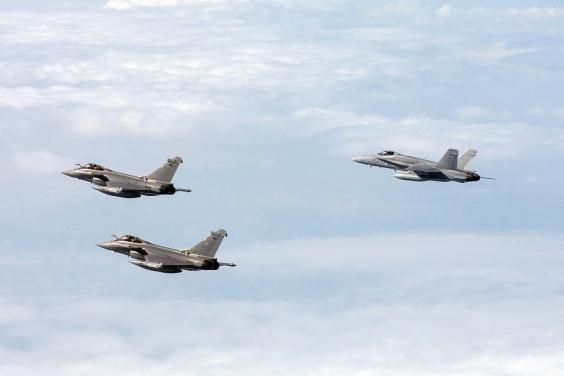 F/A-18 Hornet ja kaksi Rafale-hävittäjää Turun edustalla