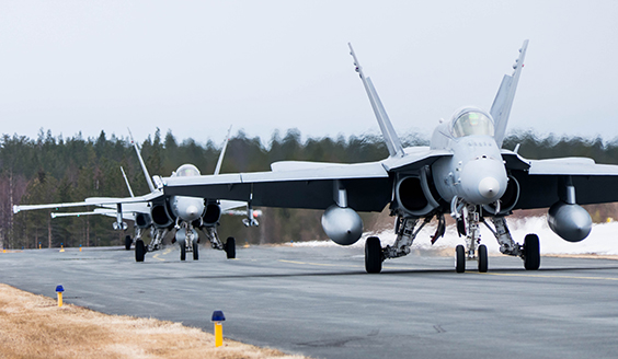 F/A-18 Hornet -monitoimihävittäjiä.