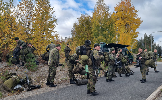 Reserviläisiä syksyisessä maisemassa